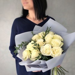 11 сортовых роз с эвкалиптом model №383